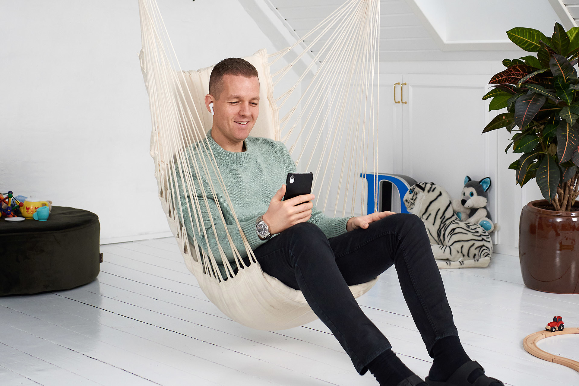 TDC NET Mand Hjemmearbejdsplads Med Mobil I Ghængestol 2 Low Srgb