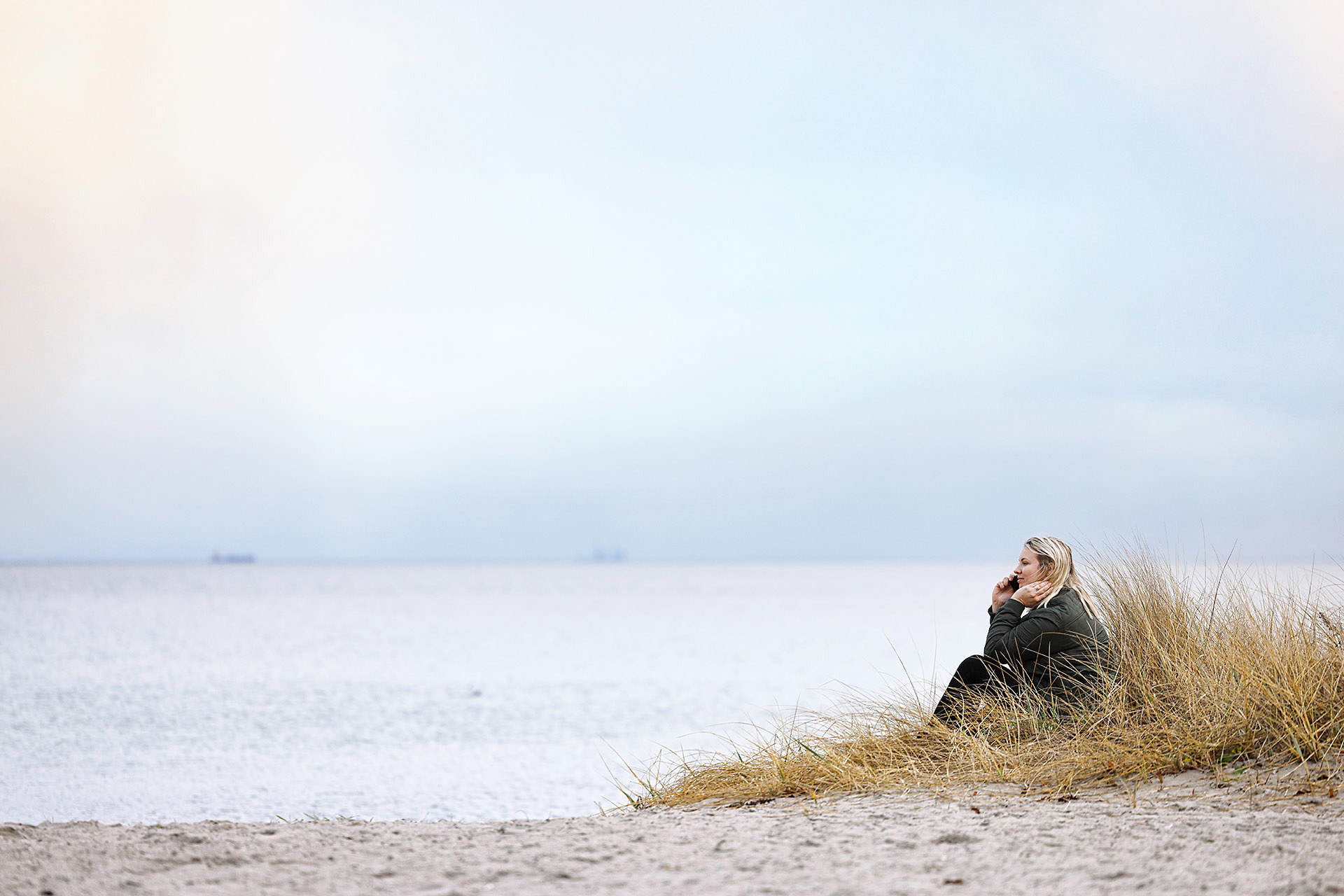 TDC NET Kvinde På Strand Med Mobil 2 Low Srgb