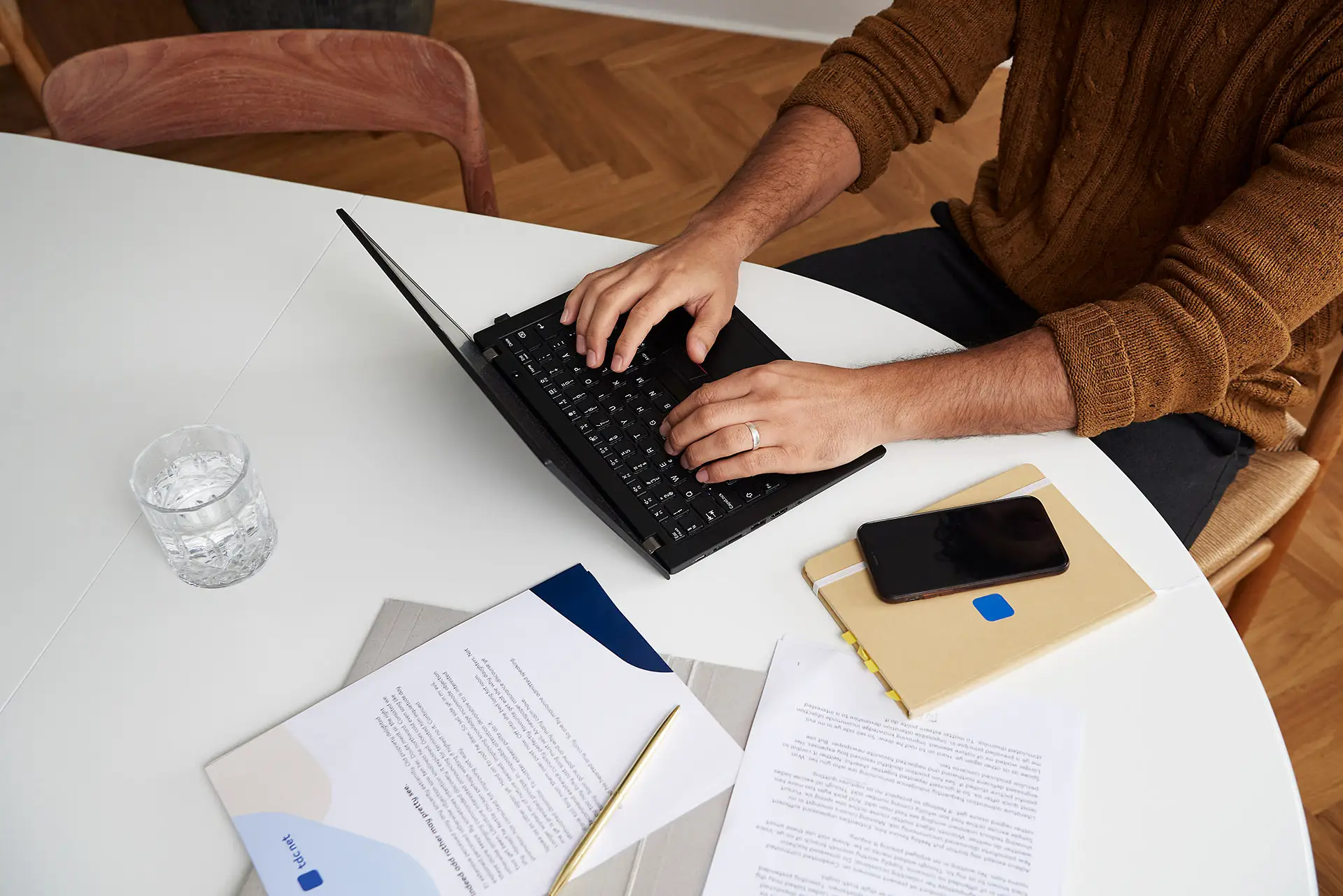 TDC NET Hjemmearbejdsplads Mand Ved Spisebord 