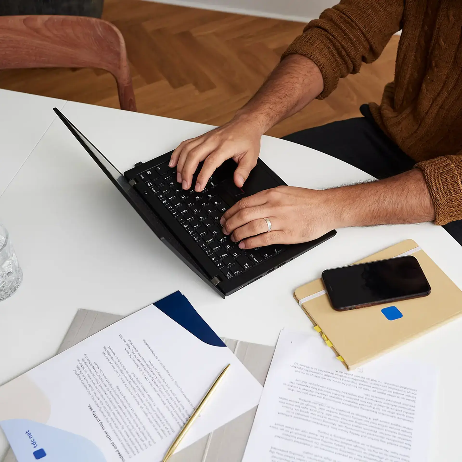 TDC NET Hjemmearbejdsplads Mand Ved Spisebord