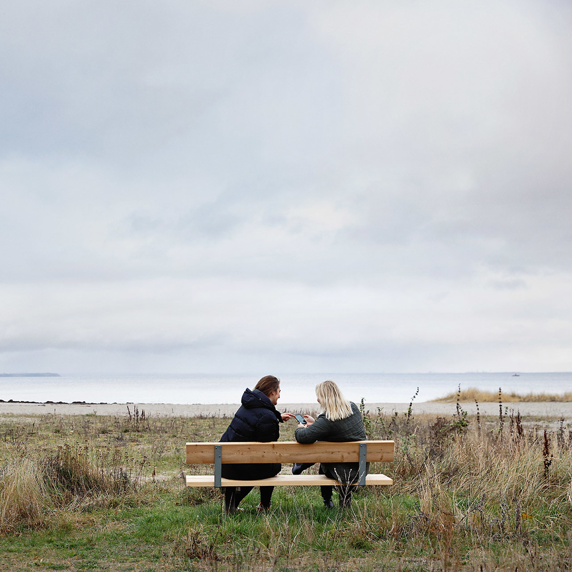 TDC NET 1 Strand To Kvinder På Bænk Med Mobil Low Srgb